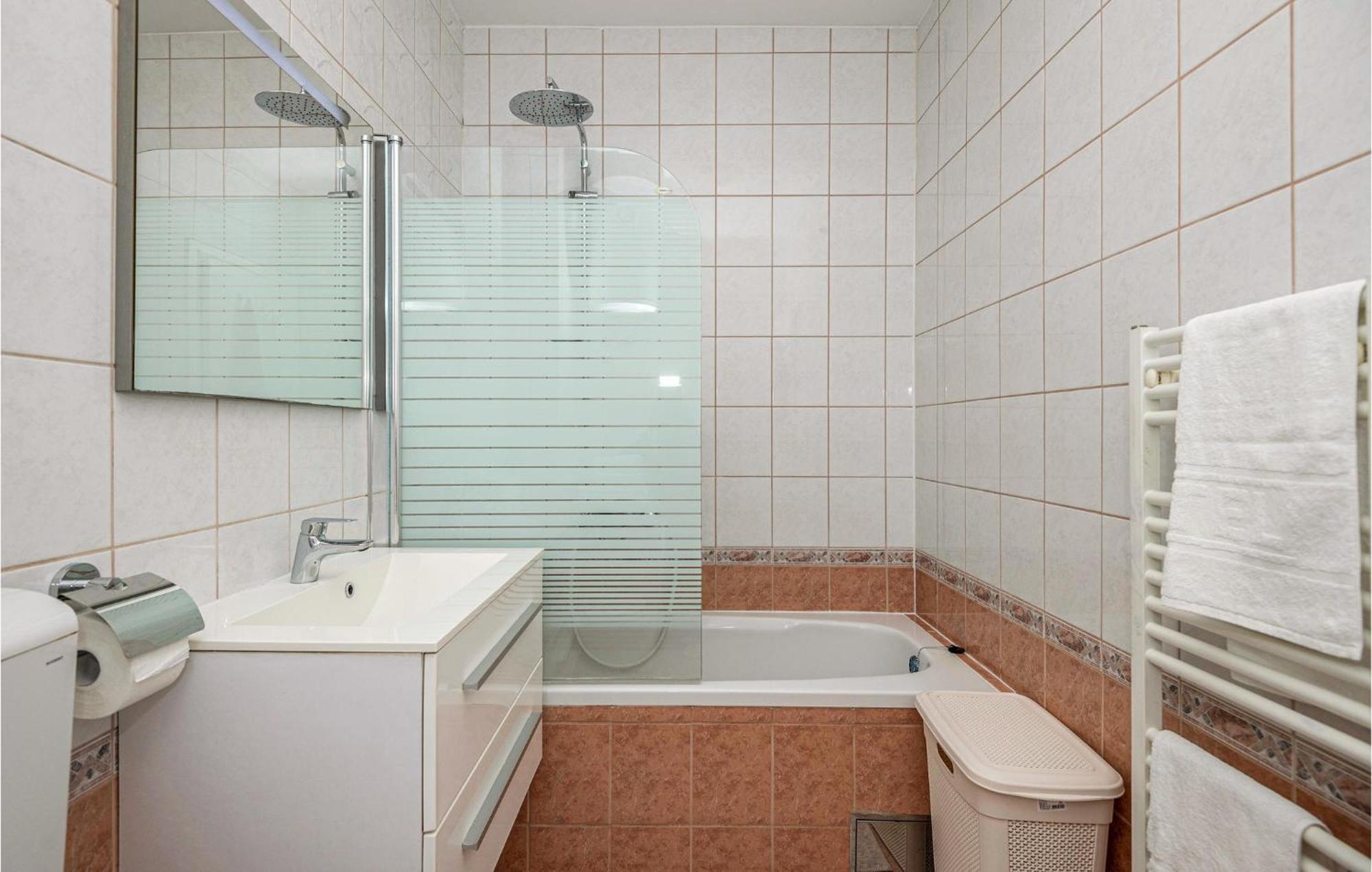 1 Bedroom Beautiful In Apartment *
