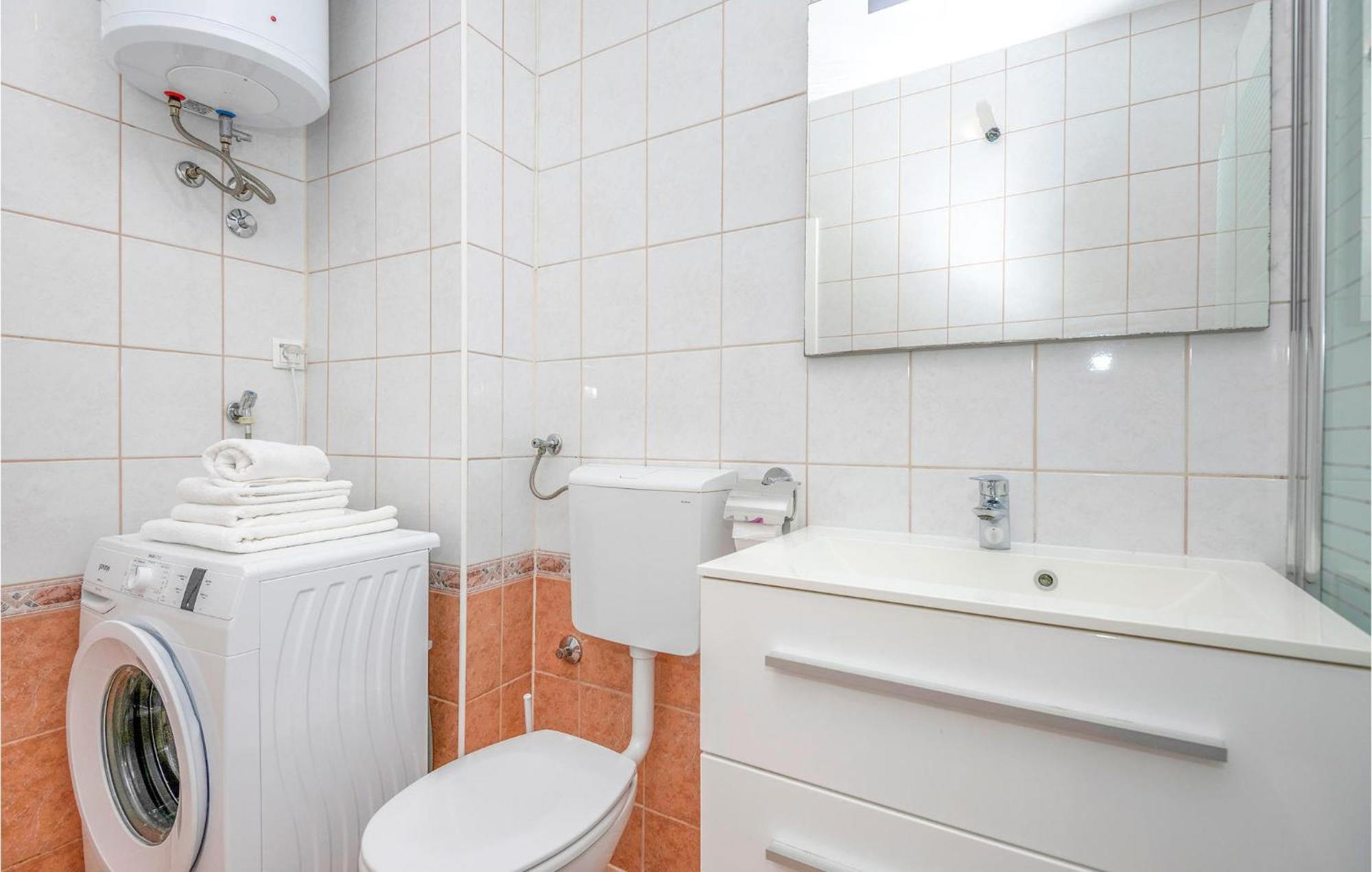 Apartment 1 Bedroom Beautiful In Baska Voda